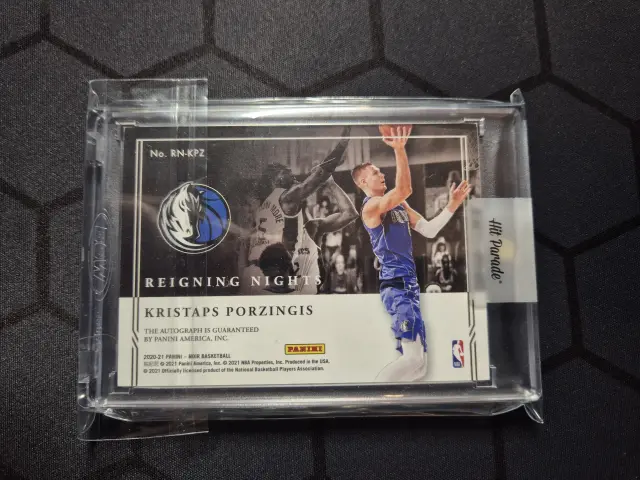 Kristaps Porzingis 2021 Noir Reigning Nights Signatures Holo Gold 01/10  vāks