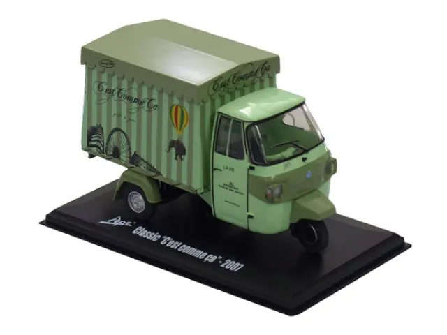 Piaggio Classic C'est comme ça 2007 Diecast Scooter, 1:32 Scale обложки